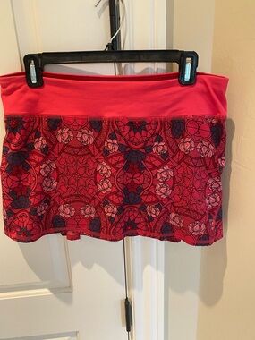 Rare Lululemon pacesetter skirt red floral pattern size 8 - excellent condition!
